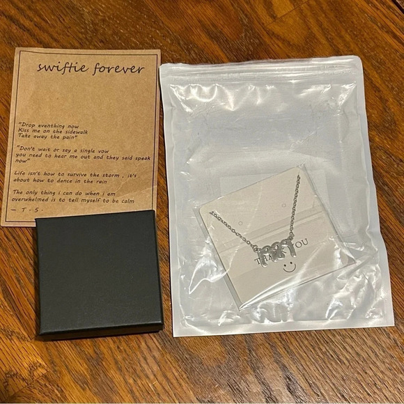 1989 Album Necklace.‎ New - Picture 2 of 4